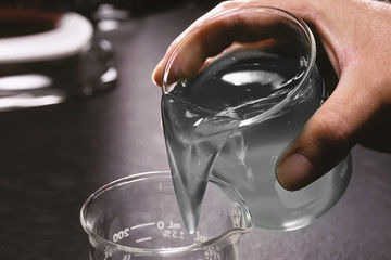 Fluide de fracturation hydraulique à haute viscosité, faible corrosivité et pH neutre