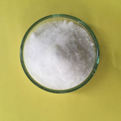 Particules et poudres blanches ou jaunâtres de produits chimiques pour fluides de fracturation, incolores ou jaune clair, faible inflammabilité