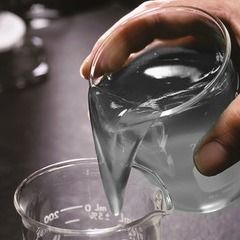 Fluide de stimulation hydraulique à faible biodégradabilité pour une production pétrolière et gazière durable